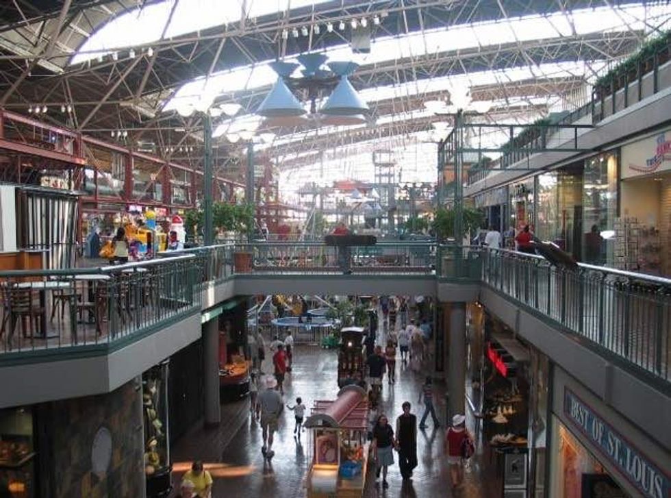 1985, the train shed at Union Station in St. Louis was renovated into a festival marketplace