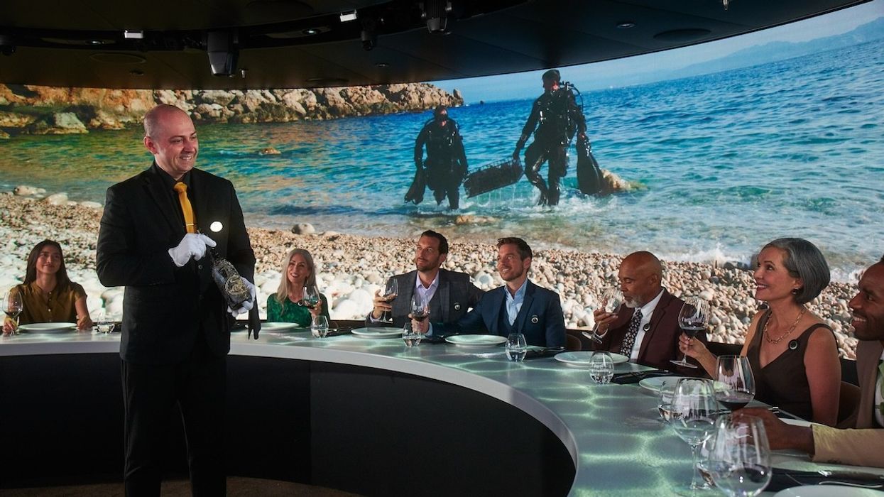 360, An Extraordinary Experience waiter
