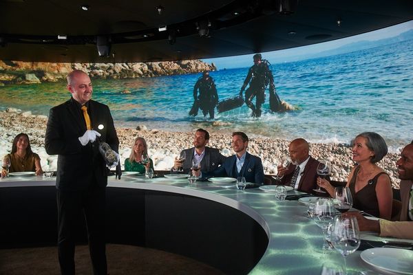 360, An Extraordinary Experience waiter