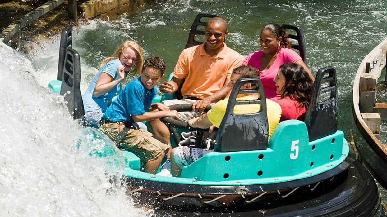 6 guests on Carowind's Rip Roarin' Rapids
