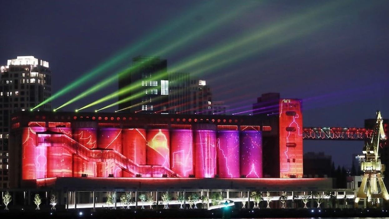 80000 ton silo projection mapping Barco