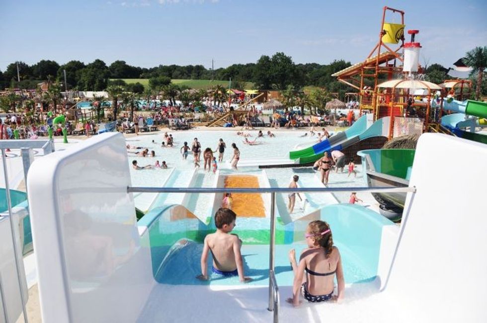 A high-speed free-fall thrill ride with a curvy path that begins 88 feet high.