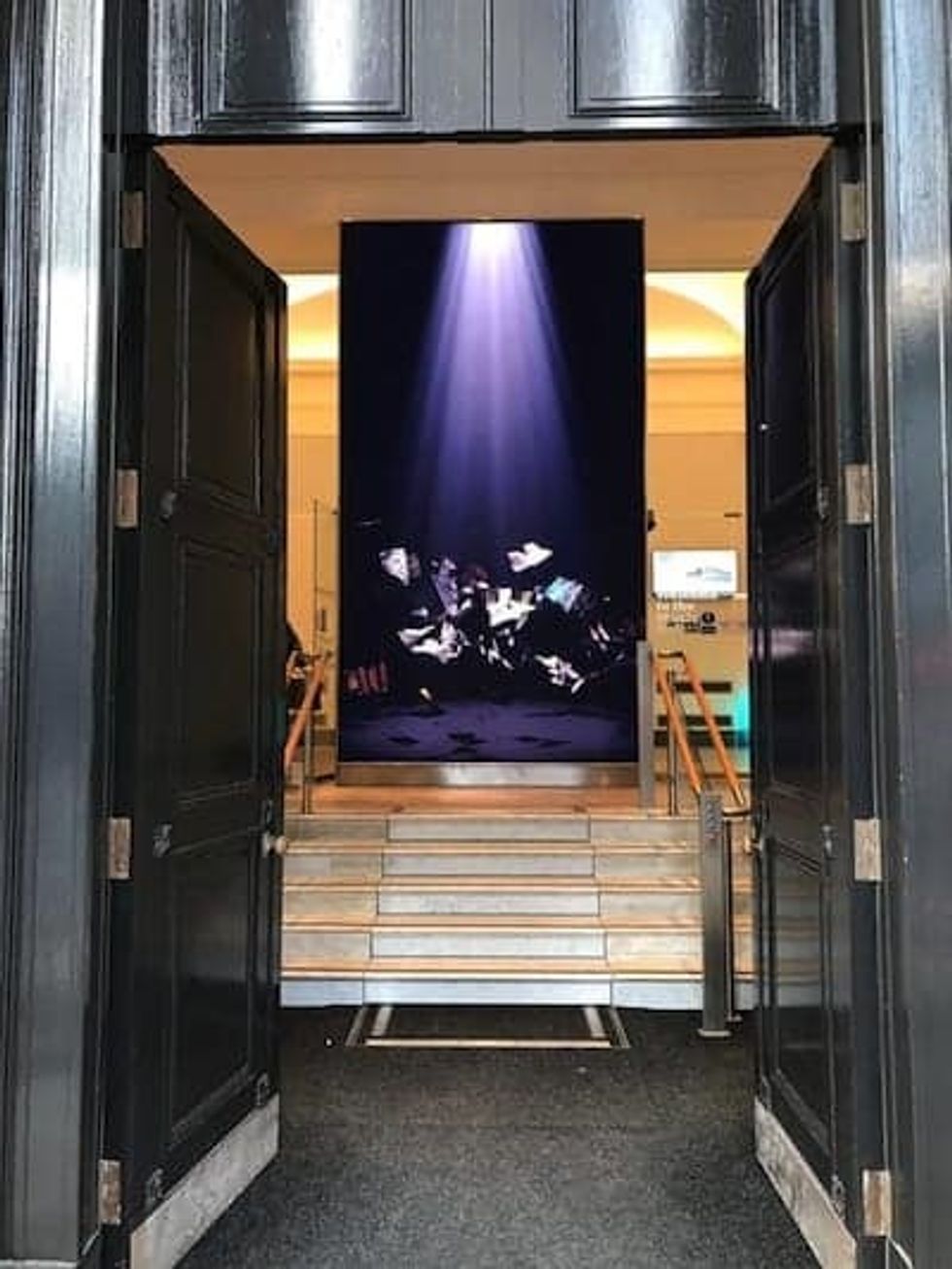 Aberdeen-Music-Hall_Steppin-in-screen-as-seen-through-doors