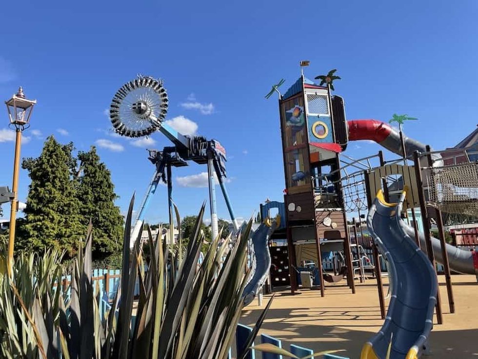 Adventure Cove at Drayton Manor Looping Group