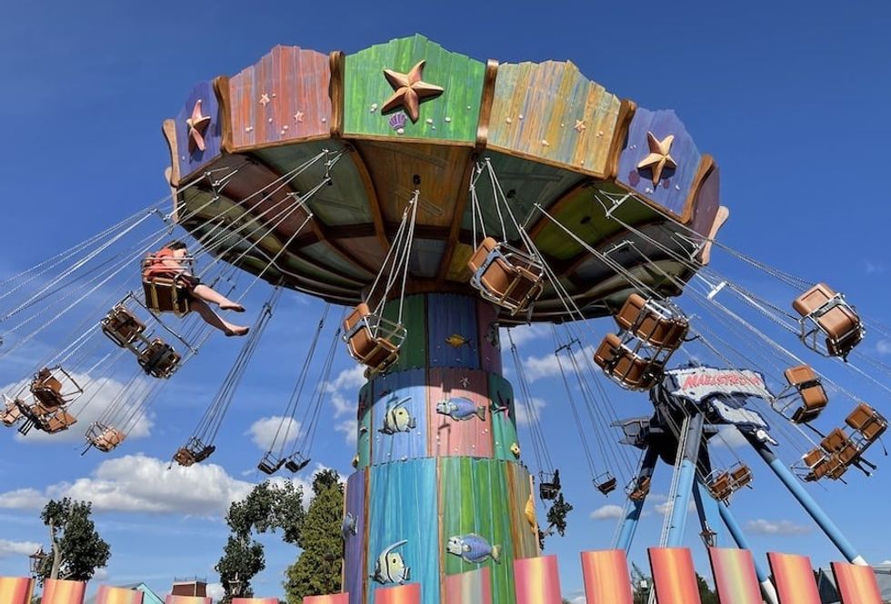 Adventure Cove Drayton Manor Looping Group.