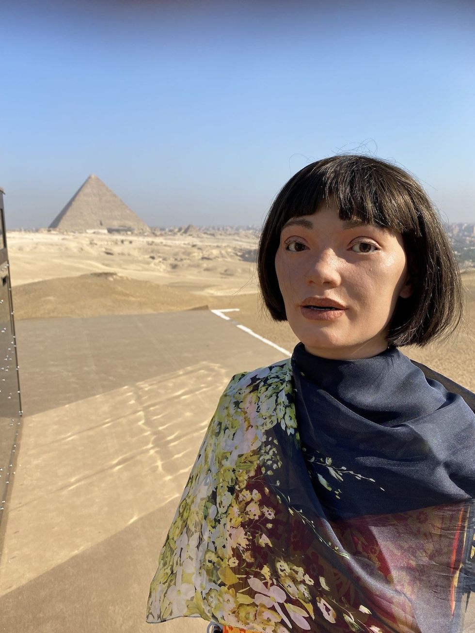 Ai-Da-at-the-Giza-Pyramids-Egypt