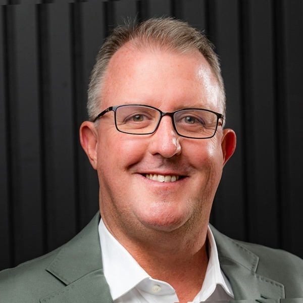 Alistair Dove headshot