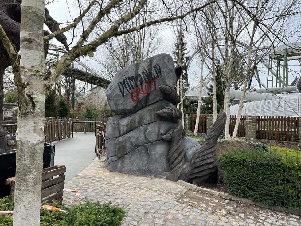 Alterface produces Dämonen Gruft compact dark ride entrance © JP Showsystems