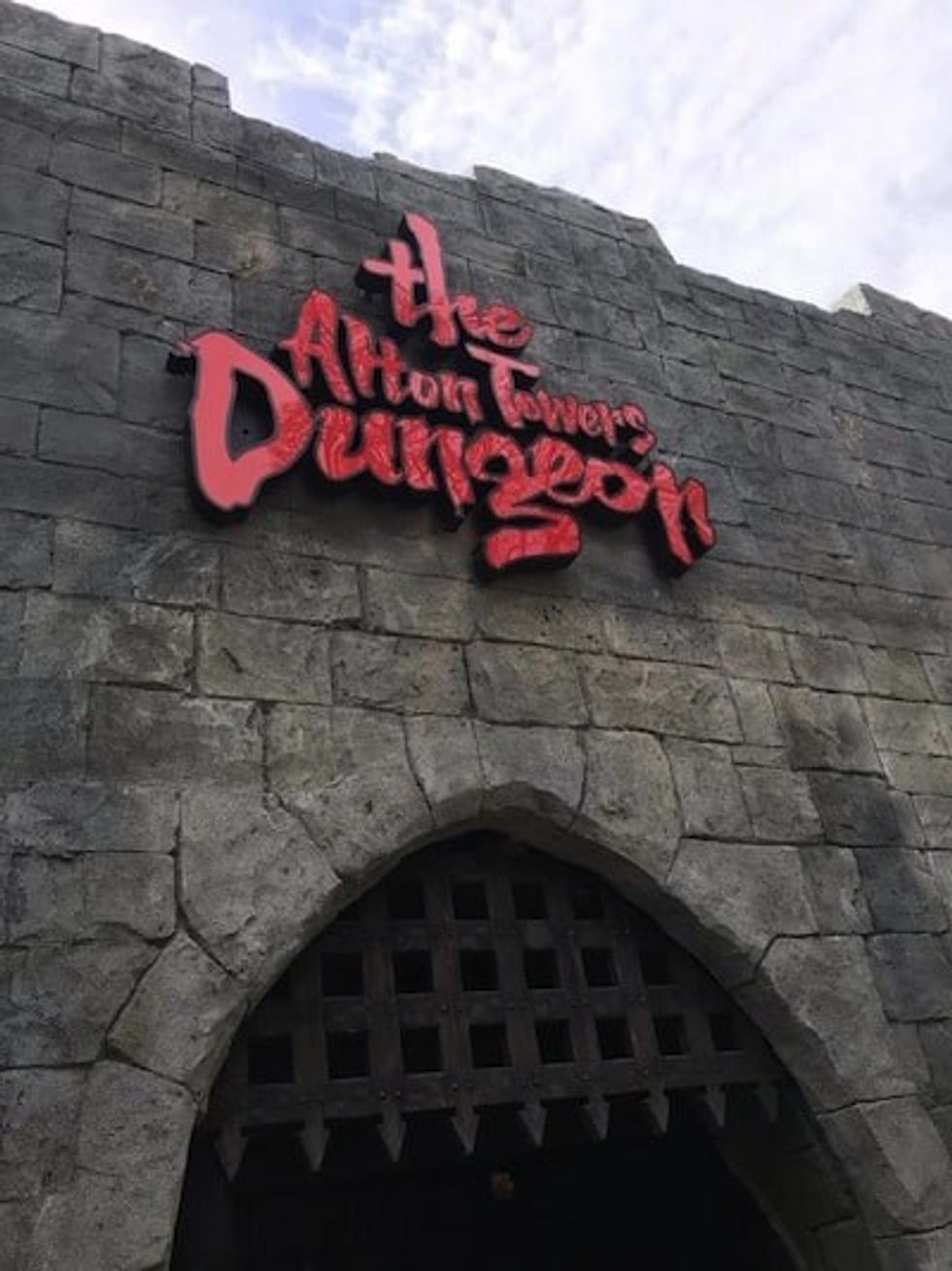 Alton-Towers-Dungeons-Holovis