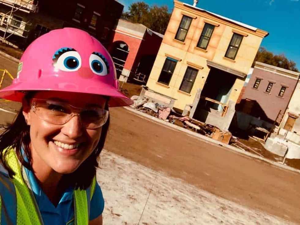 Amanda Trauger taking a selfie in front of the facades at Sesame Street Land at SeaWorld Orlando