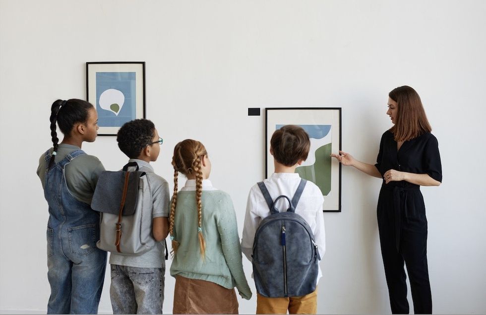 art gallery tour guide with kids visitor experience advocacy