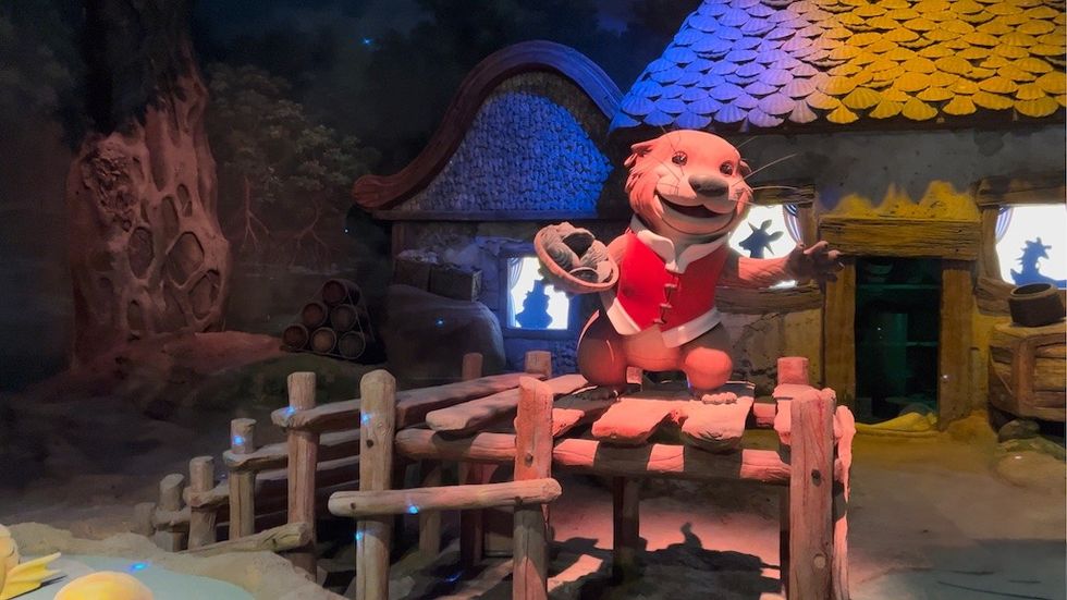 Asian Otter and House Chimelong Spaceship