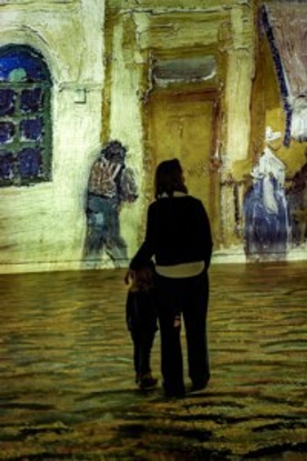 Atelier-des-Lumières-Van-Gogh-exhibition-mother-and-child