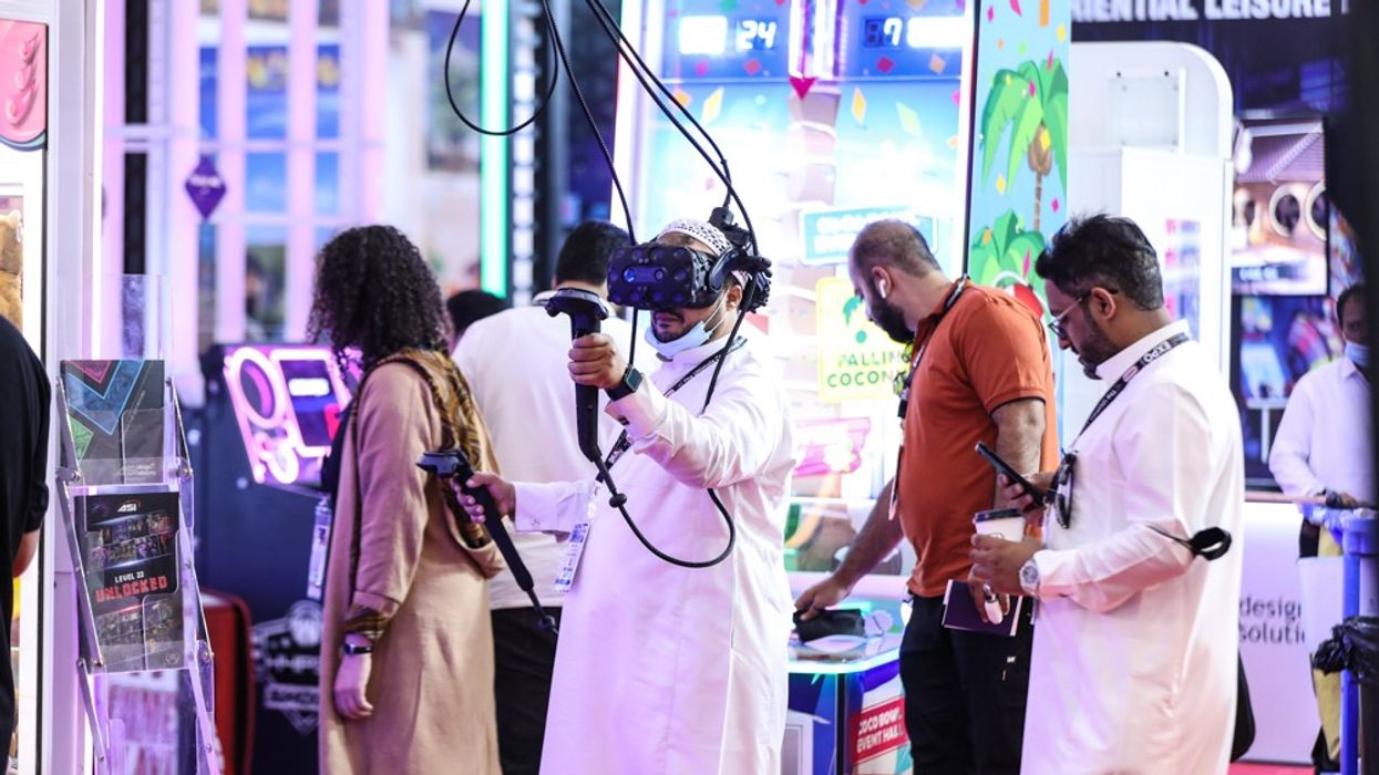 attendees test VR solutions at SEA Expo