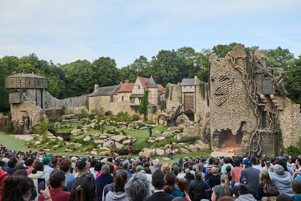audience watching \u200bThe Kinetic Face of Morgane at Puy du Fou