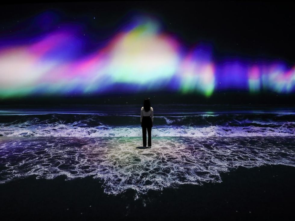 Blooloop Innovation Awards - ARTE MUSEUM LAS VEGAS girl rainblow sea