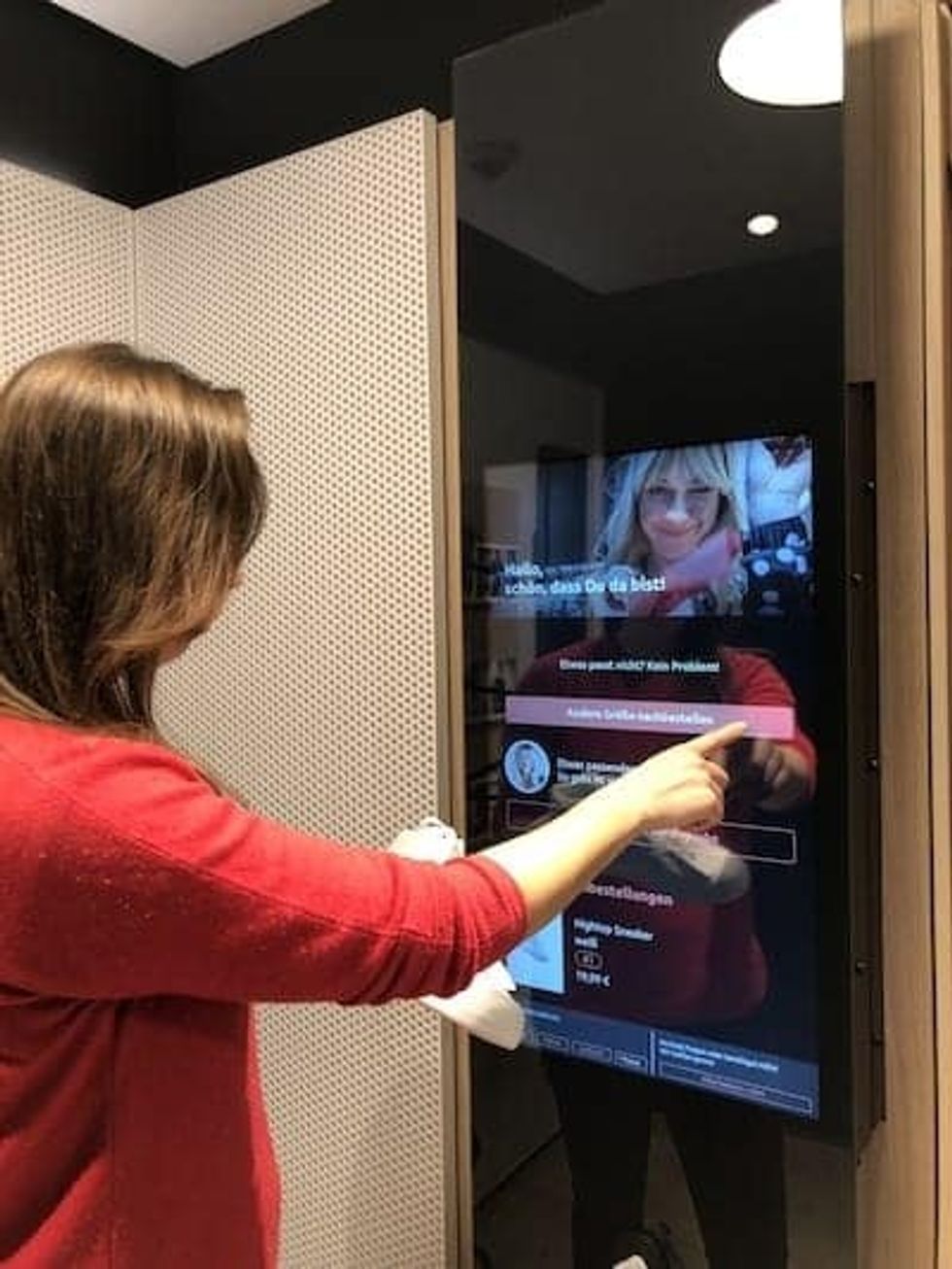 bonprix-Fashion-Connect-Hamburg-shopper-point of sale touchscreen