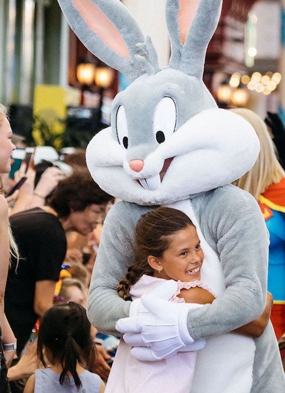 bugs bunny hugs a girl at warner bros movie world village roadshow