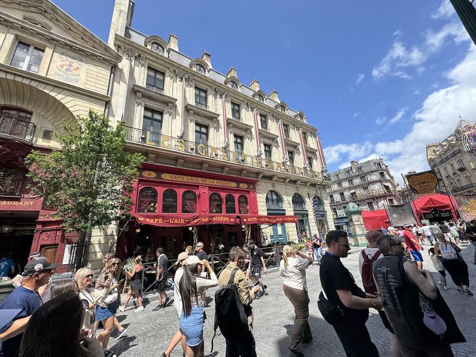 Café L'Air De La Sirène Place Cacheé Wizarding World of Harry Potter Ministry of Magic Universal Epic Universe