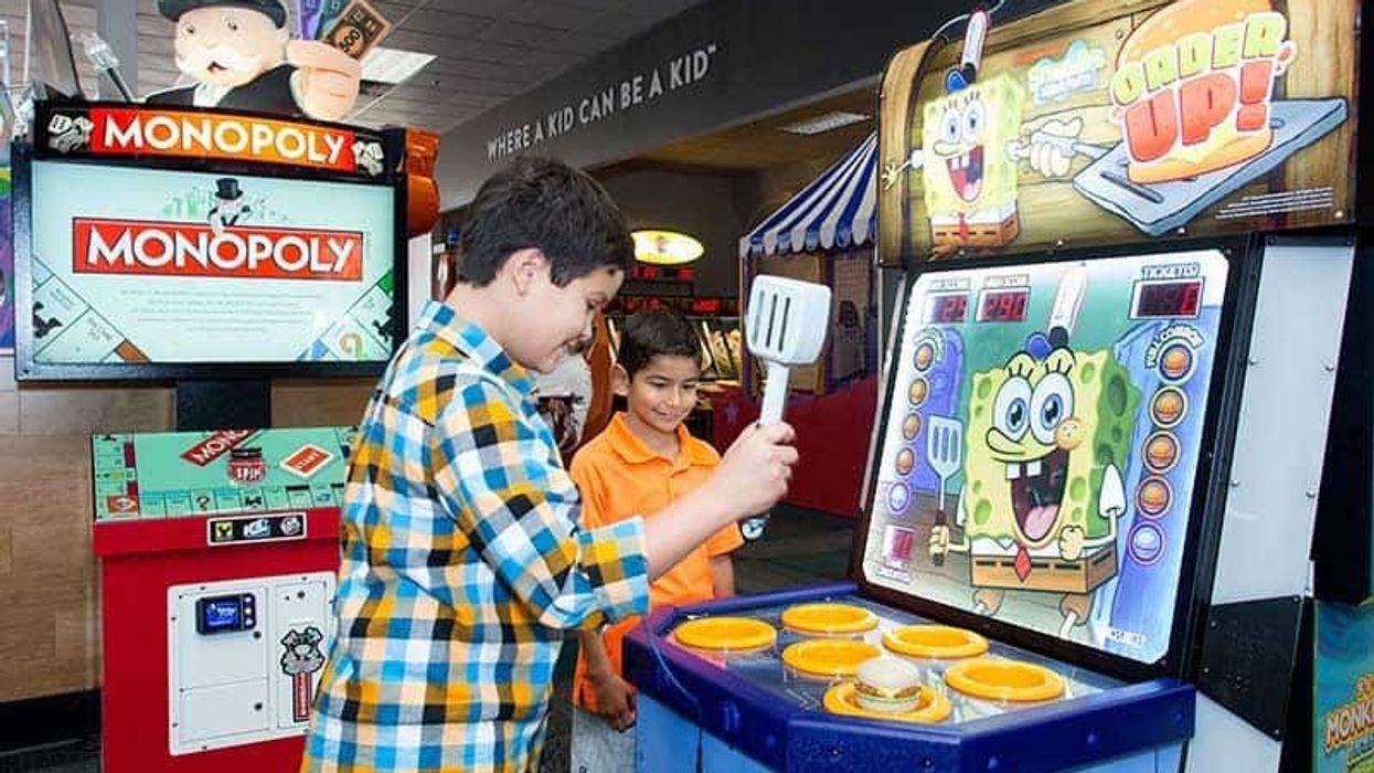 chuck-e-cheese kids playing
