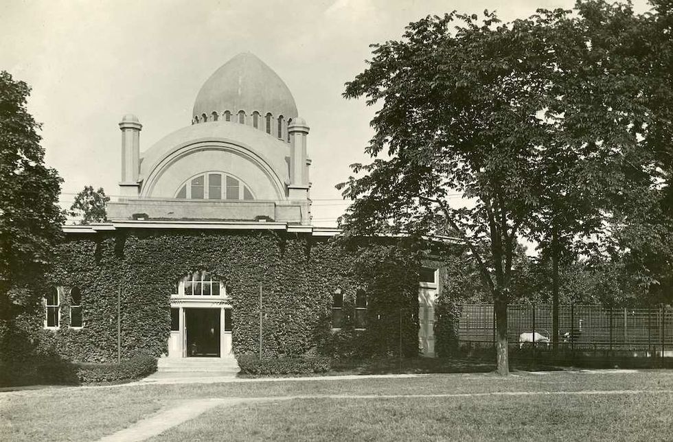 Cincinnati Zoo elephant house 1900s