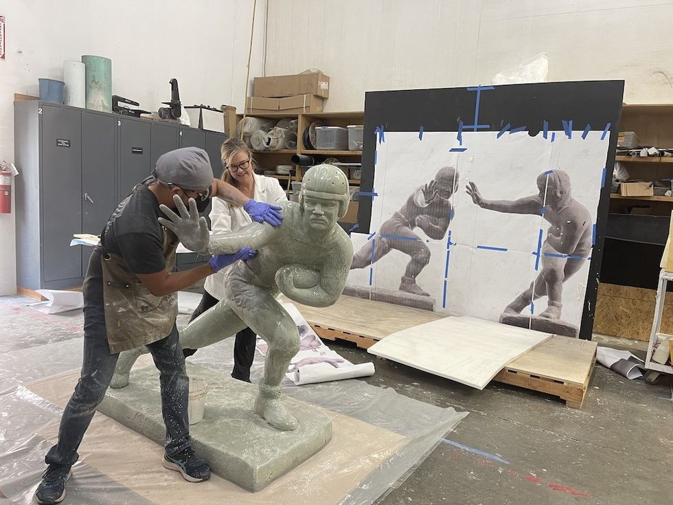 Cinnabar sculptors in action, 2022