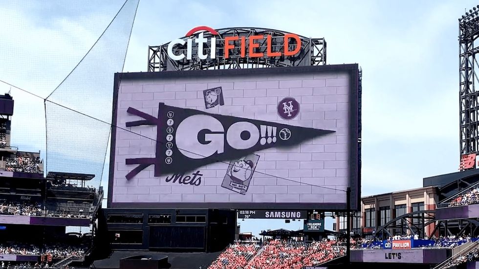 Citi Field scoreboard displaying "Go Mets!" with pennant graphic.