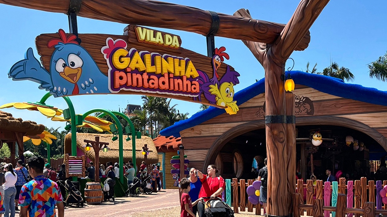 Colourful entrance for Vila da Galinha Pintadinha at Beto Carrero World with cartoon chicken character sign.