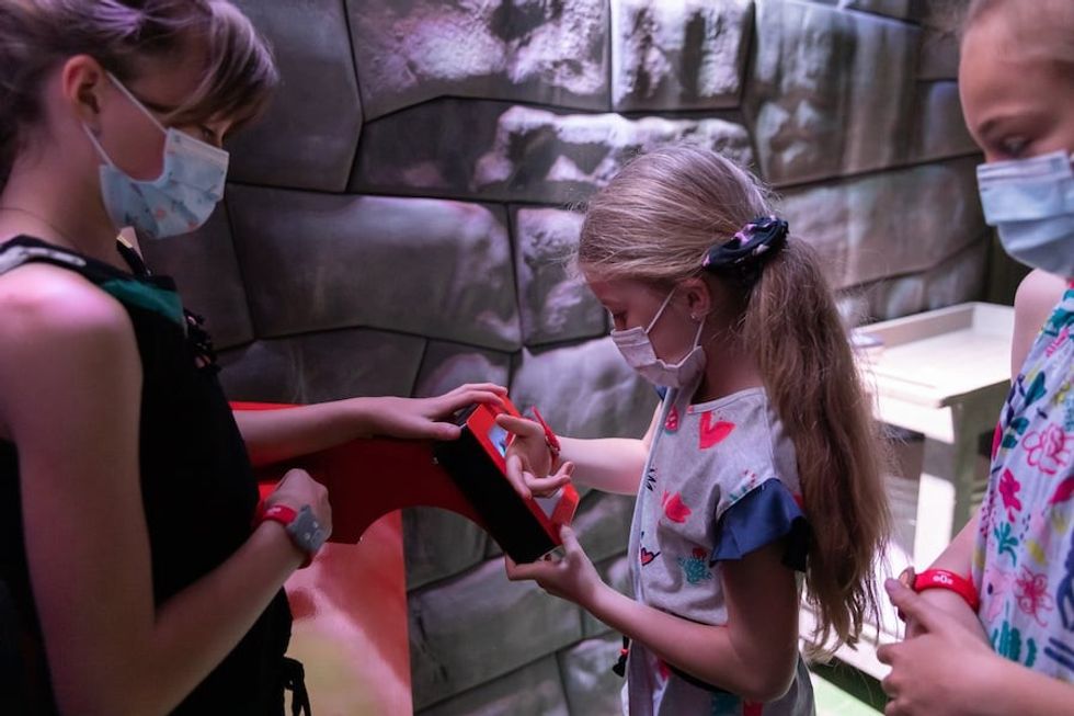 Contactless bands Granby Zoo experience