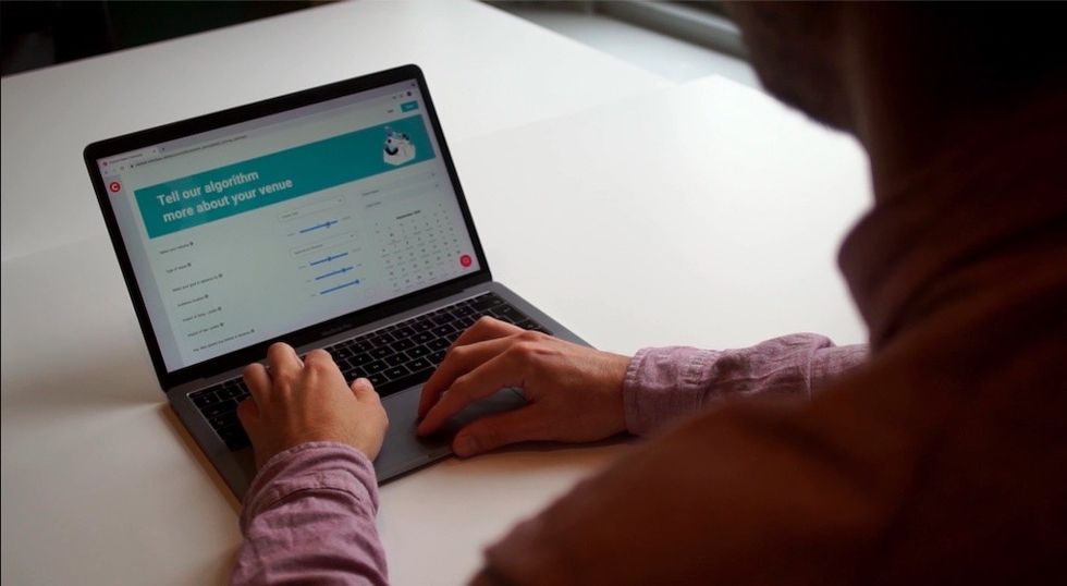 Convious control panel AI in attractions