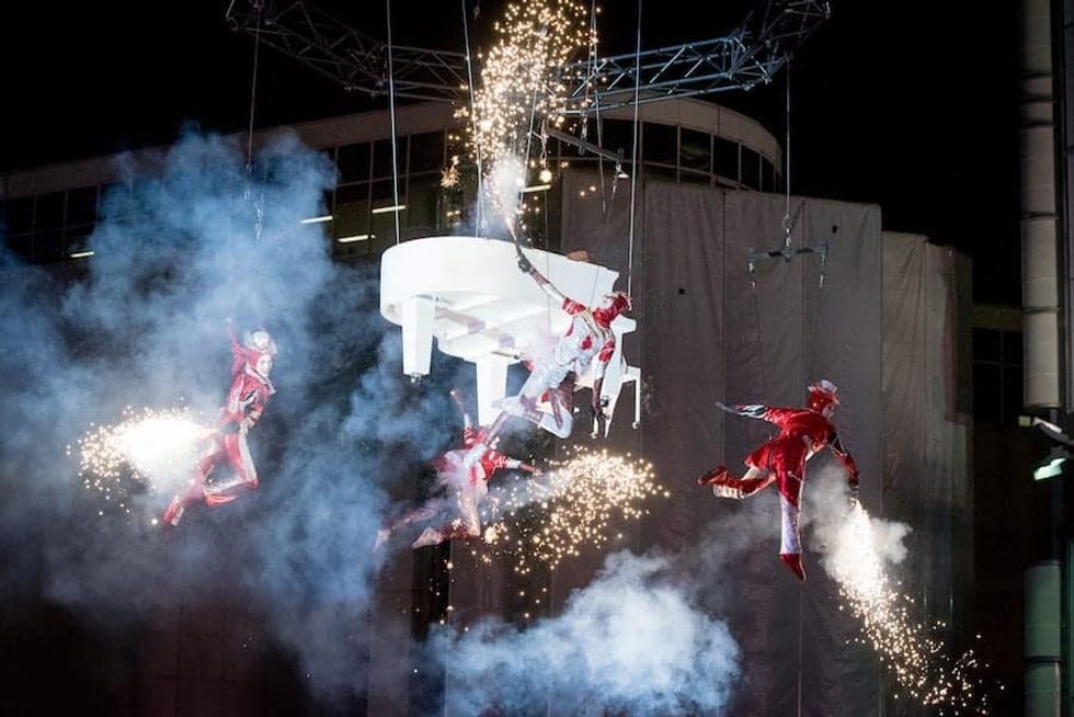 Creativiva -Illuminite piano and performers in mid air
