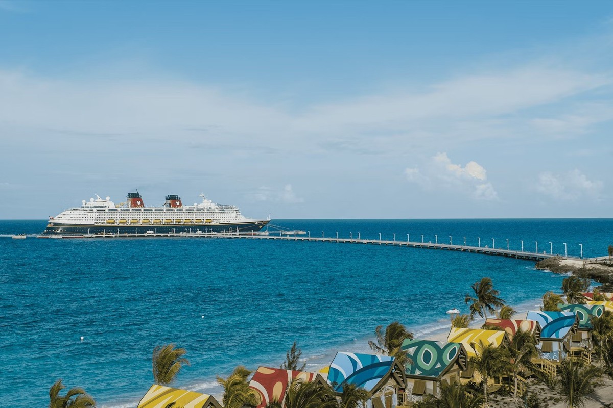 Cruise ship and floating dock at Lookout Cay at Lighthouse Point