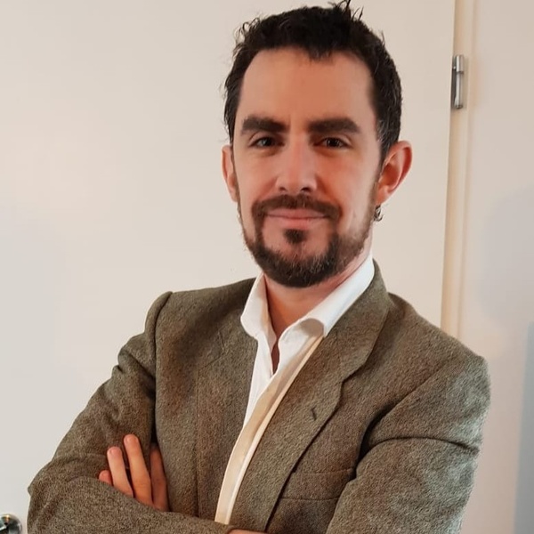 Daniel Oloughlin headshot