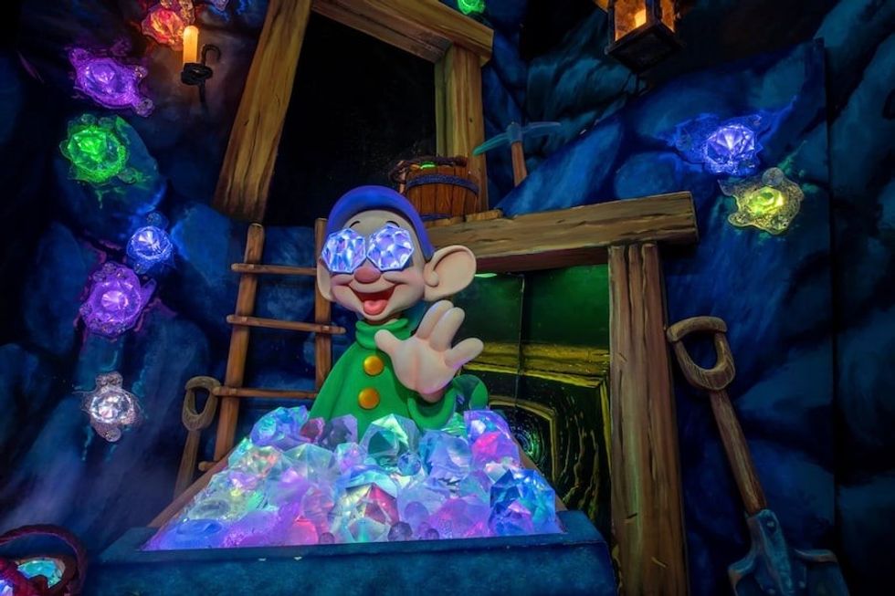 Dark ride attractions disney snow white