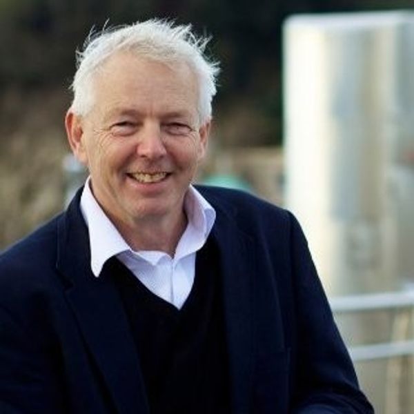 Derek Elliott headshot