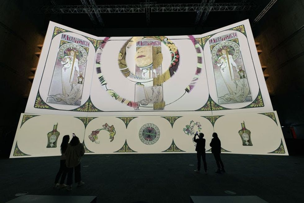 Digital Projection Eternal Mucha exhibition Images courtesy Maxime Chermat