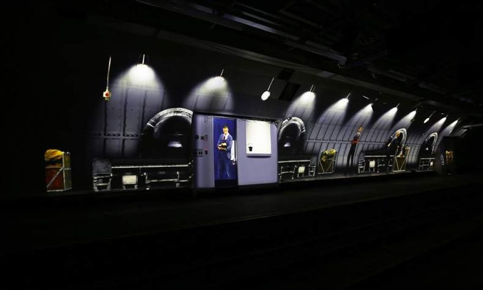 digital projection tunnel workers