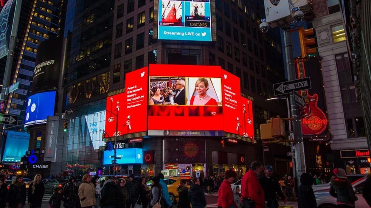 digital signage showing live oscars red carpet stream powered by 7th sense
