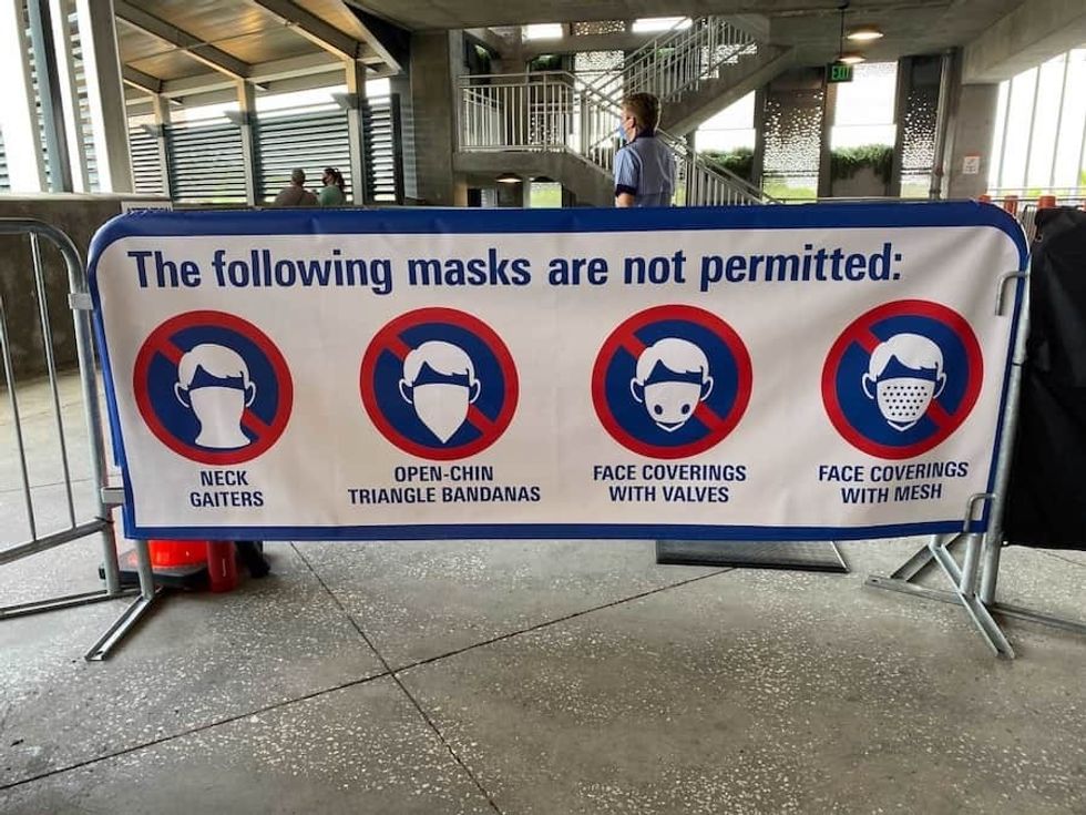Disney-Springs-Face-Mask-Sign- covid screening