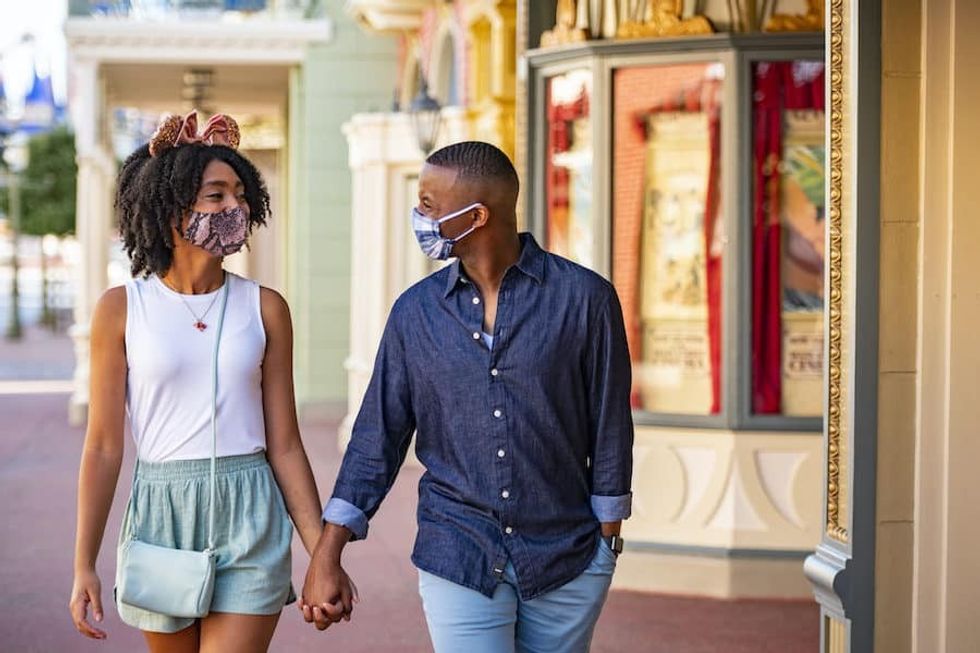 Disney world guests in masks covid 19 screening