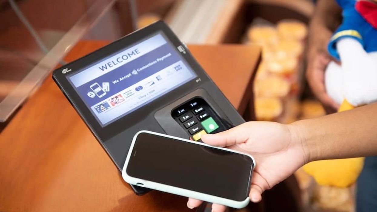 Disneyland-contactless-pay
