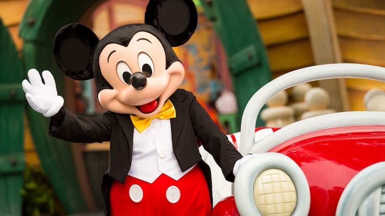 Disneyland-mickey-mouse-waving