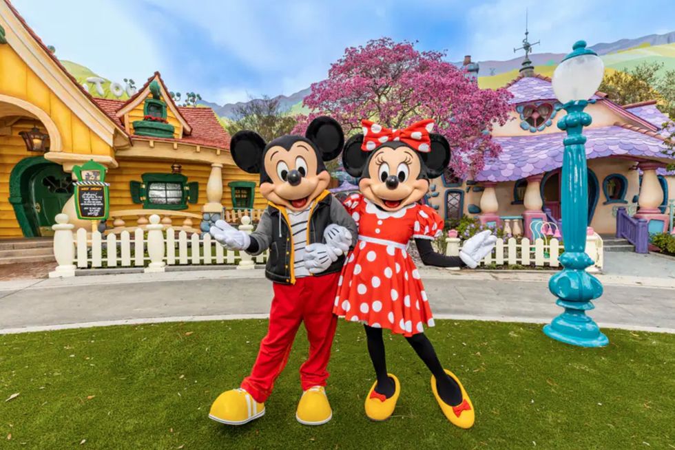 disneyland mickey's toontown 2022 theme park performance
