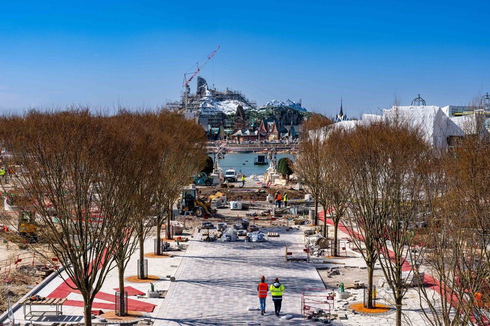 disneyland paris frozen land