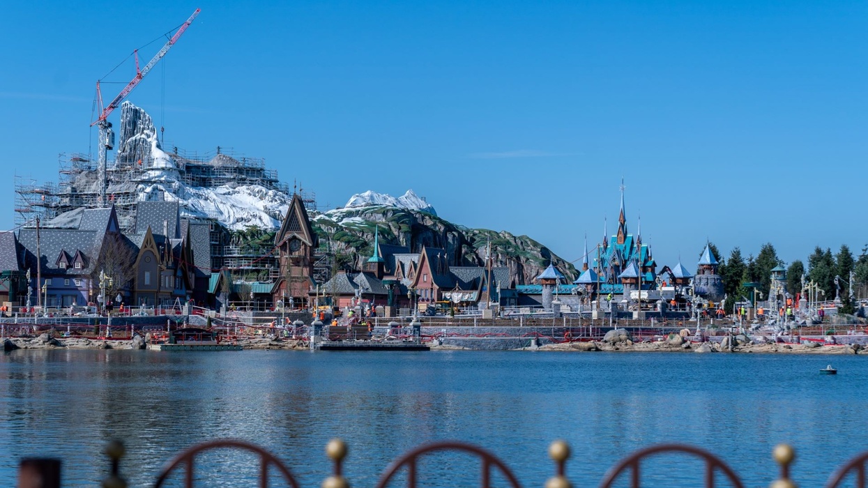 disneyland paris frozen land