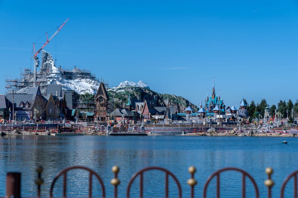 disneyland paris frozen land