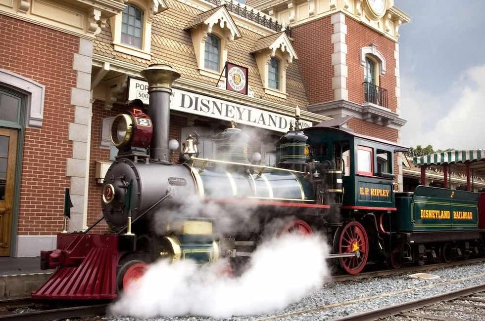 Disneyland-Railroad-at-Main-Street-Station