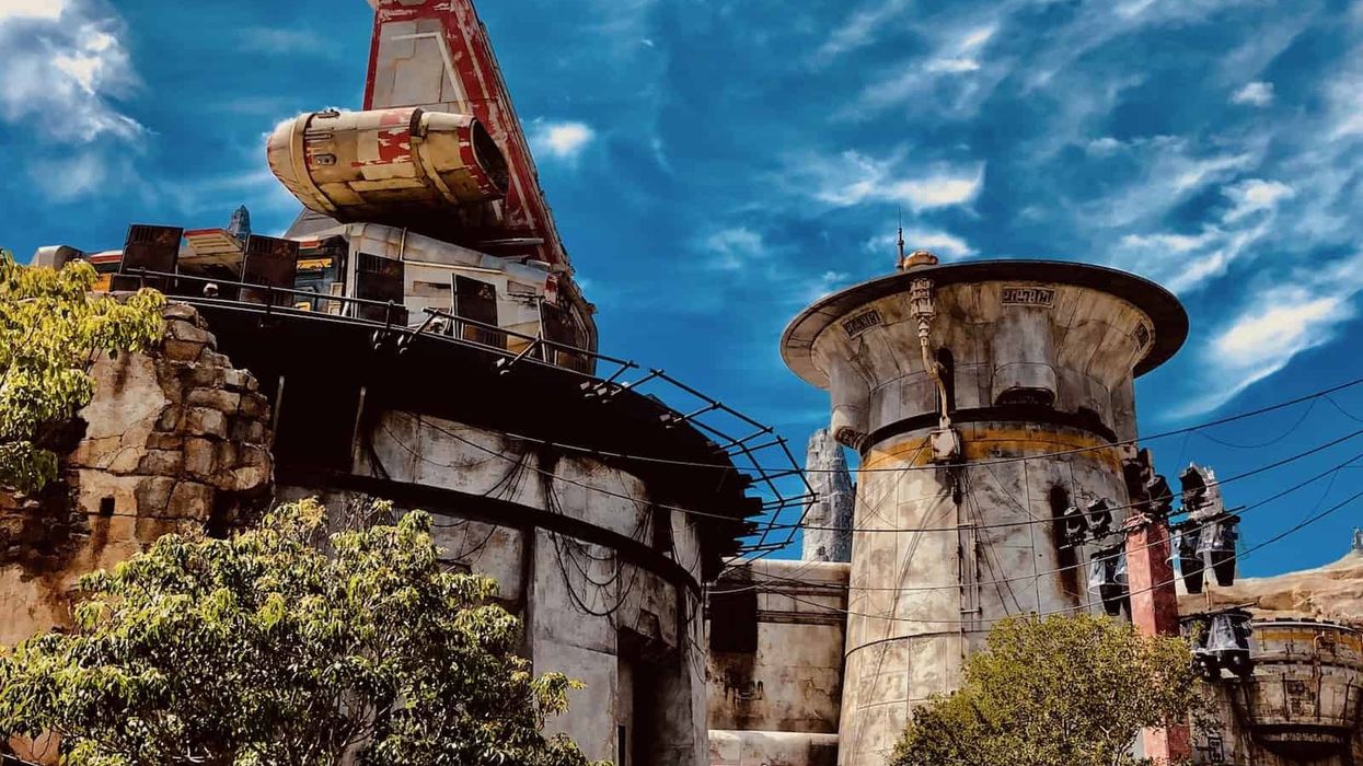 Docking-Bay-7-Food-and-Cargo-Ship Star Wars Galaxys Edge photos