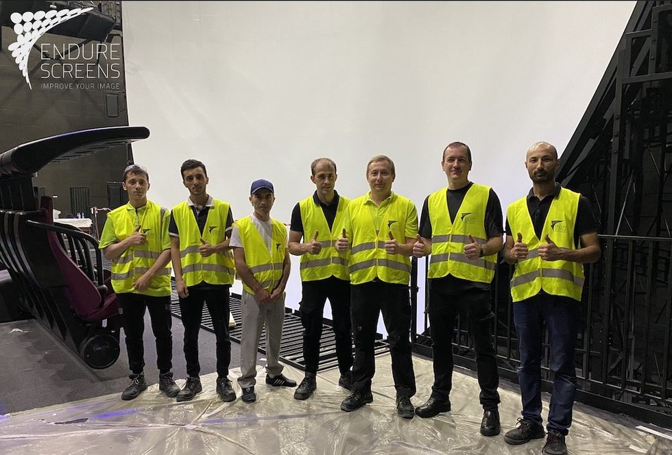 Endurescreens installation team