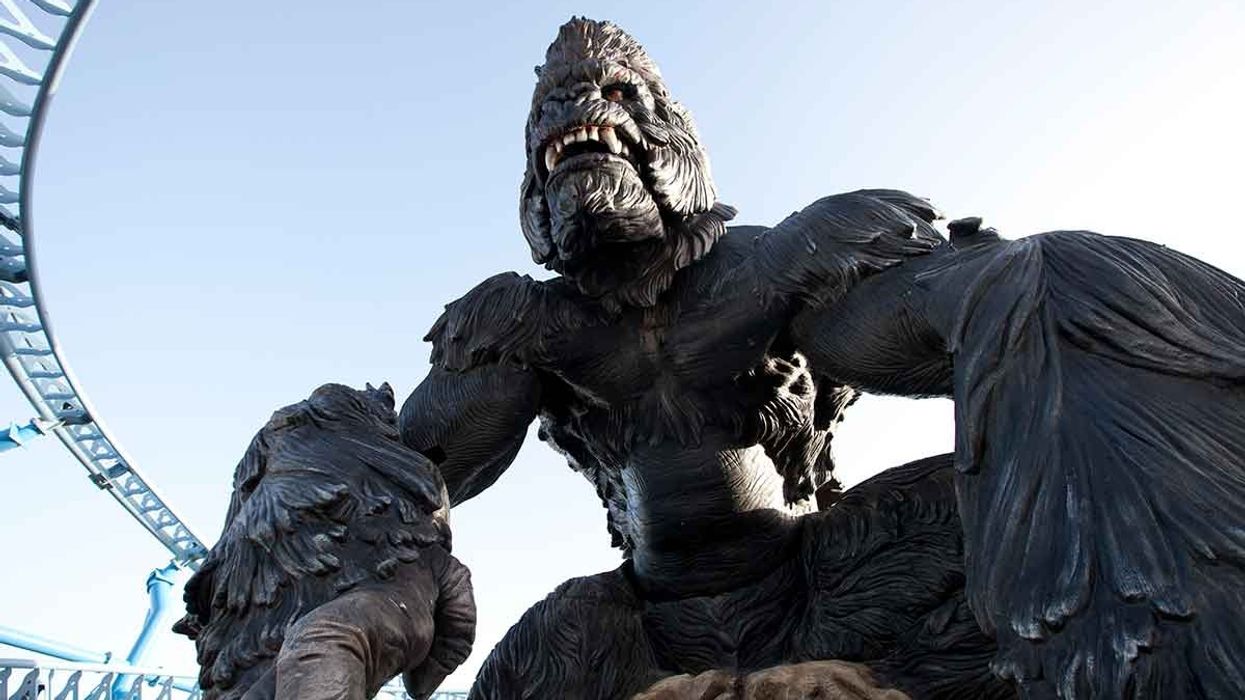 EOS rides massive animatronic King Kong in spinning coaster at CarthageLand, Tunisia